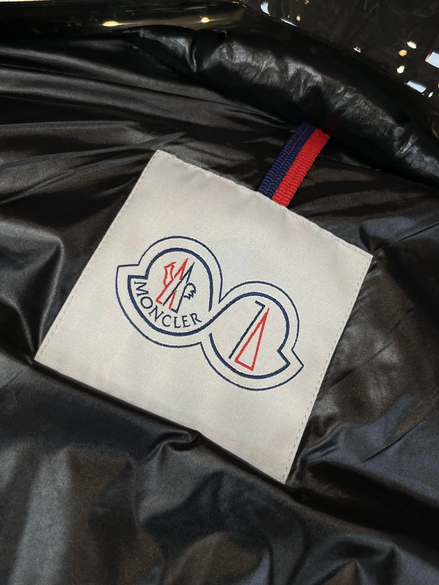P390 Moncler/ 2026 70 、 。 DNA ， ， 。 Classic ， 、 。 Classic 70 。 Quality， 90 ，Premium Quality ， ，Black ！ Sizes M-3XL